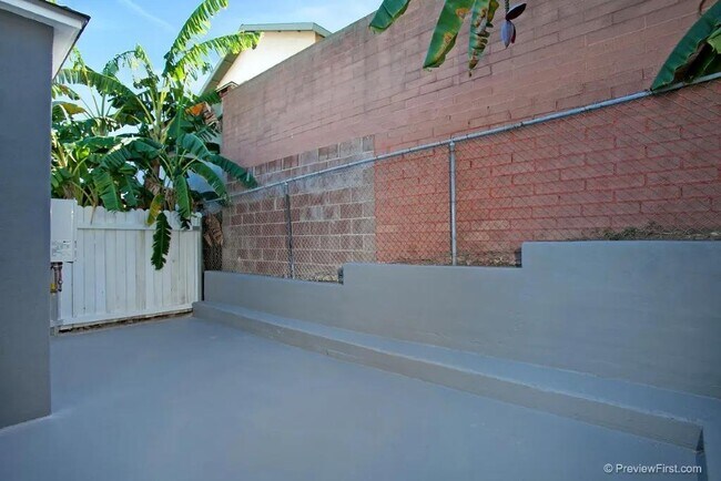 Foto del edificio - 3739 Ocean View Blvd