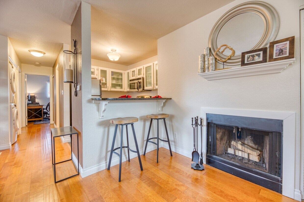 Foto principal - Updated 2B/2B Condo Available Now!! $300 m...