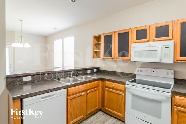 Foto del edificio - 233 Meadow Wood Rd