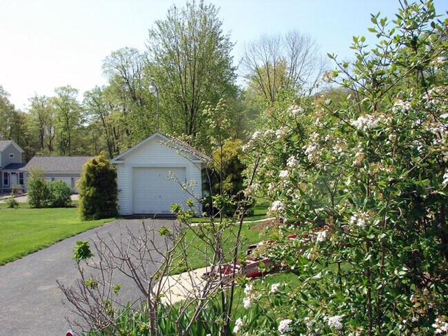 Building Photo - Updated Country Home