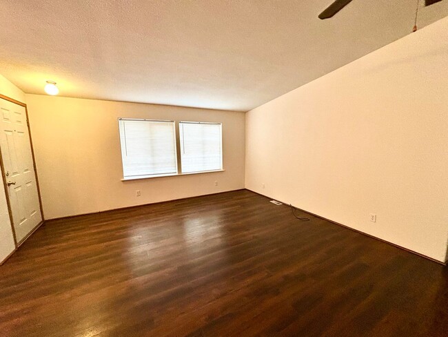Building Photo - Cute 2BED 2BATH home on 3 Acres of land!