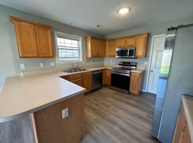 Building Photo - 707 Stillwater Dr