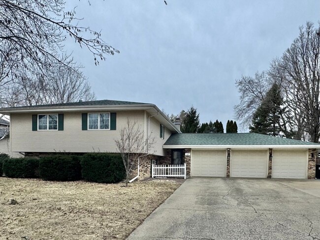 Building Photo - 117 Colchester Dr