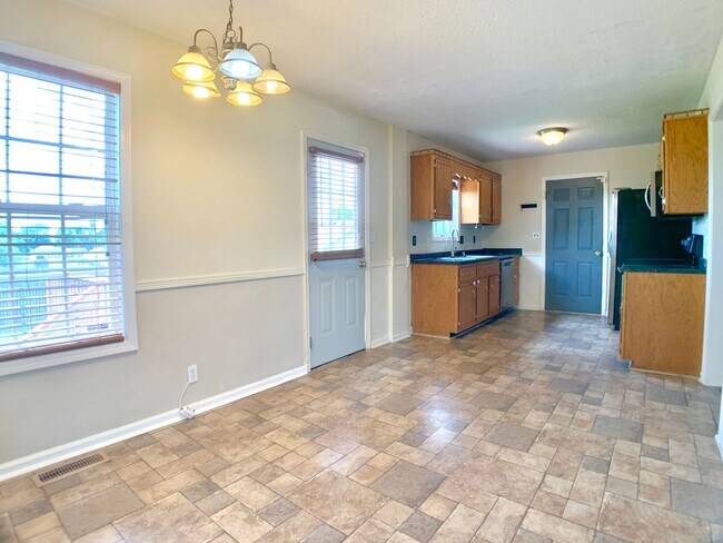 Building Photo - 605 Millie Dr