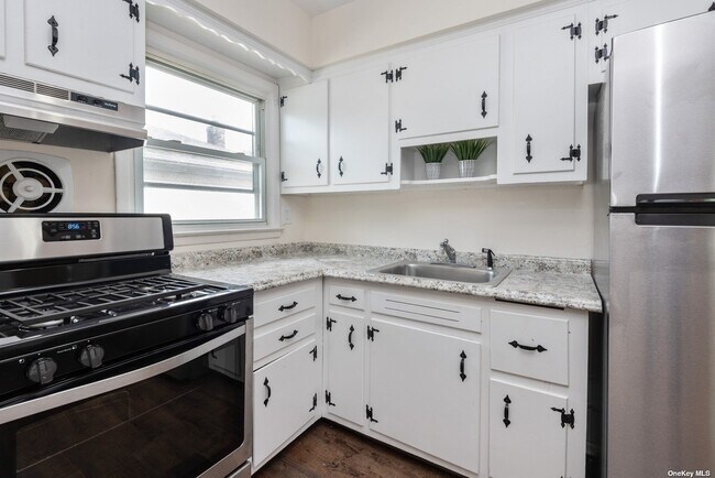 Building Photo - 176 Nassau Blvd