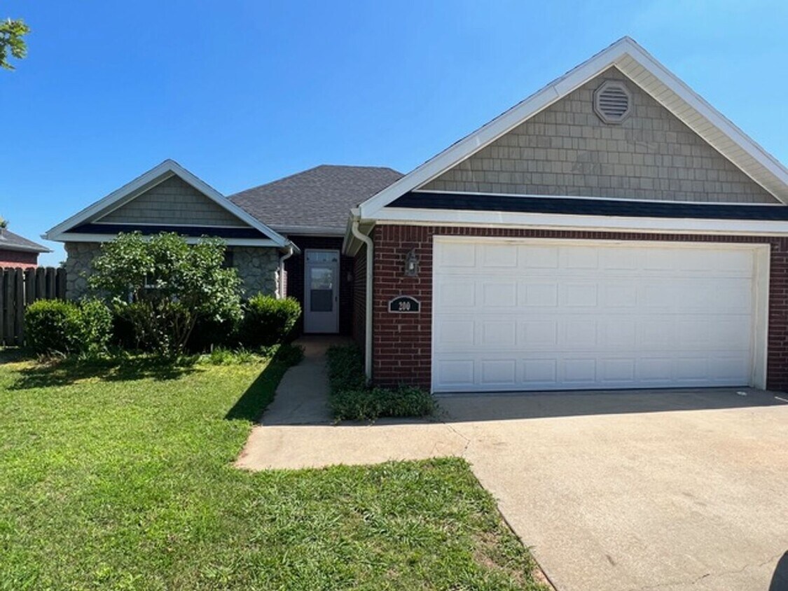 Primary Photo - 4 bedroom, 2 bath single family home in Ro...