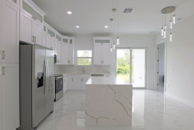 Building Photo - Duplex-929 Eisenhower Blvd Lehigh Acres, F...