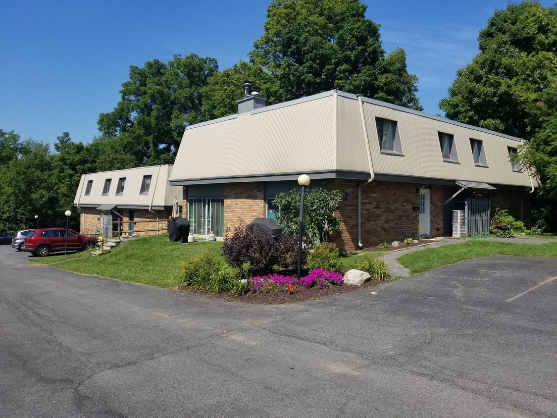 Fayetteville Pines Townhouses Apartments in Fayetteville, NY
