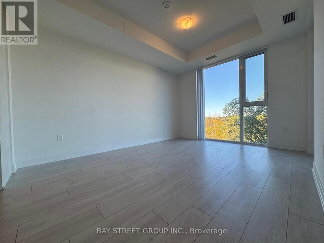 Photo du bâtiment - 5858 Yonge St