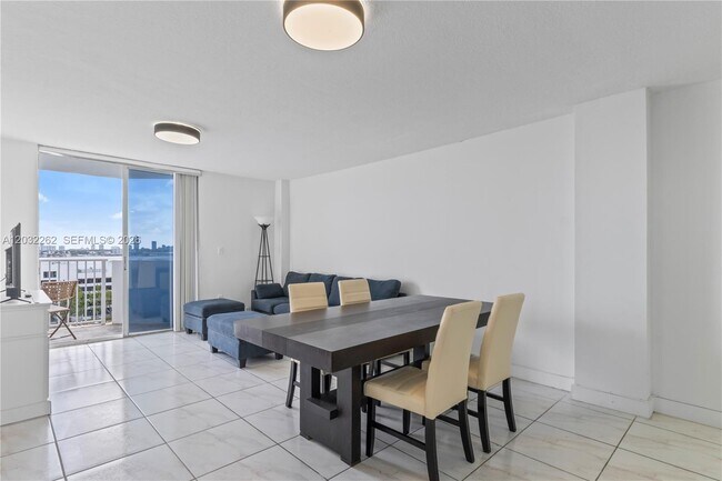 Foto del edificio - 7933 West Dr