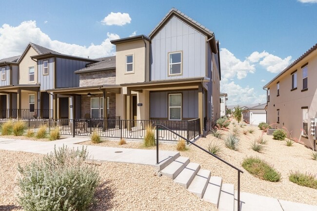 Building Photo - 3 Bedroom, 2.5 Bathroom Townhome in Auburn...