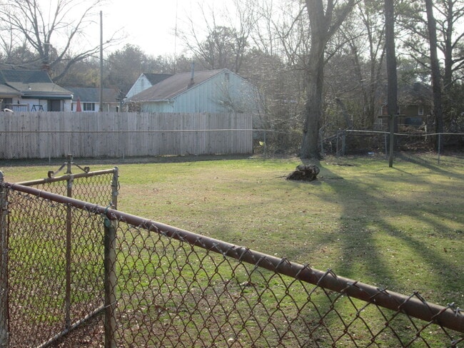 Building Photo - Three Bedroom Highland Springs Home. Available in September