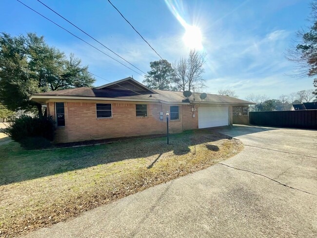 Building Photo - Spacious 4 bed 2 bath home for rent in Pearl!