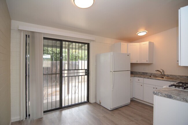 Foto del edificio - Remodeled 2 Bedroom 1 Bath Triplex! Close to the UofA!