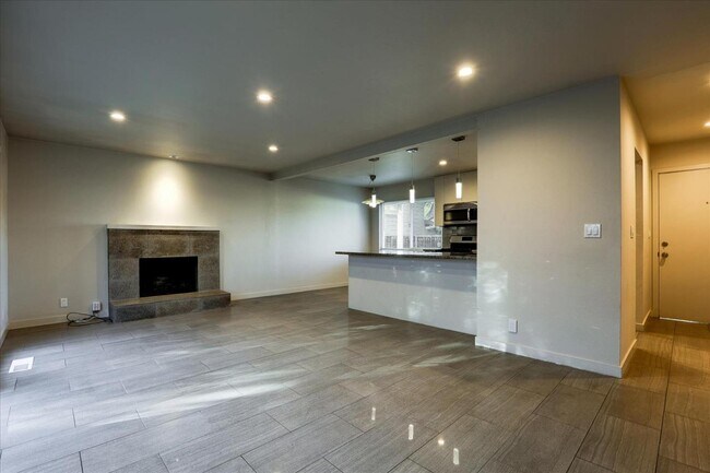 Building Photo - 1357 Park Dr