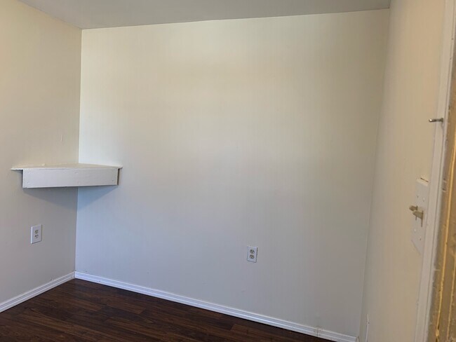 Building Photo - Churchill Suites