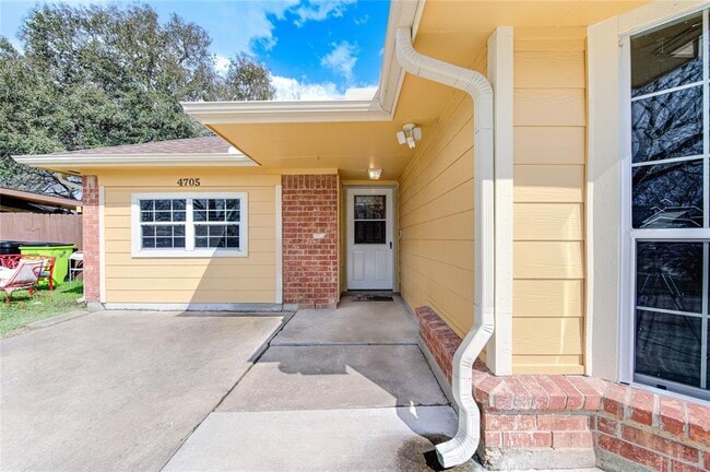 Building Photo - 4705 Dogwood Dr
