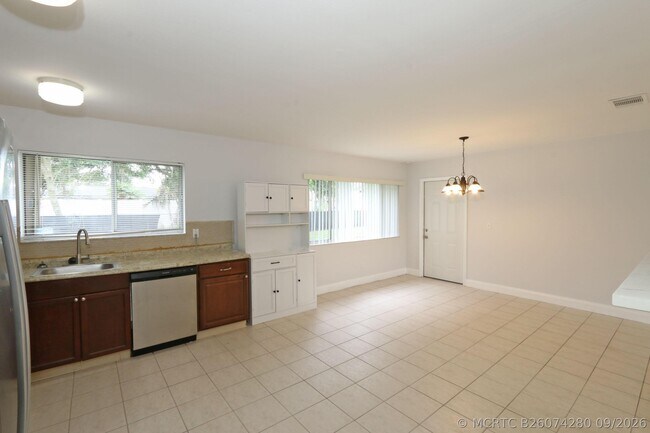 Building Photo - 400 SW Ruffner Ct