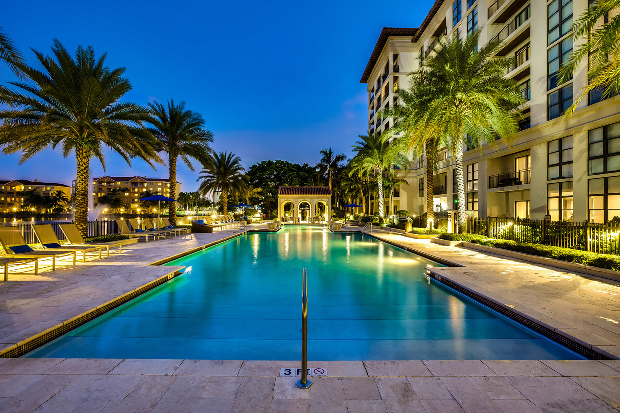 Relájate por la noche en la piscina - Windsor at Doral