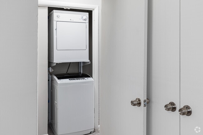 3BR, 1BA - 1,143SF - Regency Court Apartments