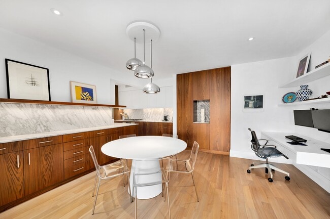 Foto del edificio - 60 E 8th St