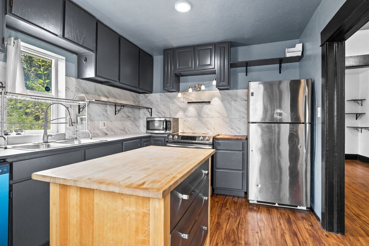 Primary Photo - NorthEast Spokane Home - Beautifully Updated