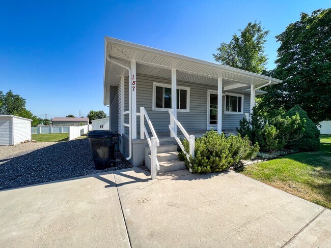 Building Photo - Charming House with spacious yard