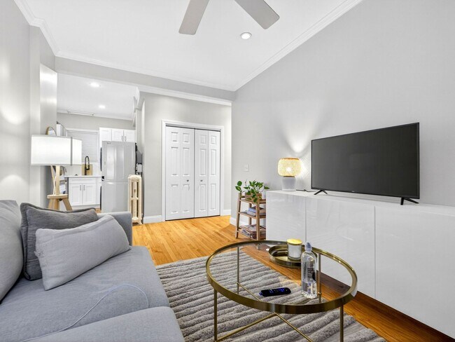 Foto del edificio - 1bed with living room and washer/dryer in unit