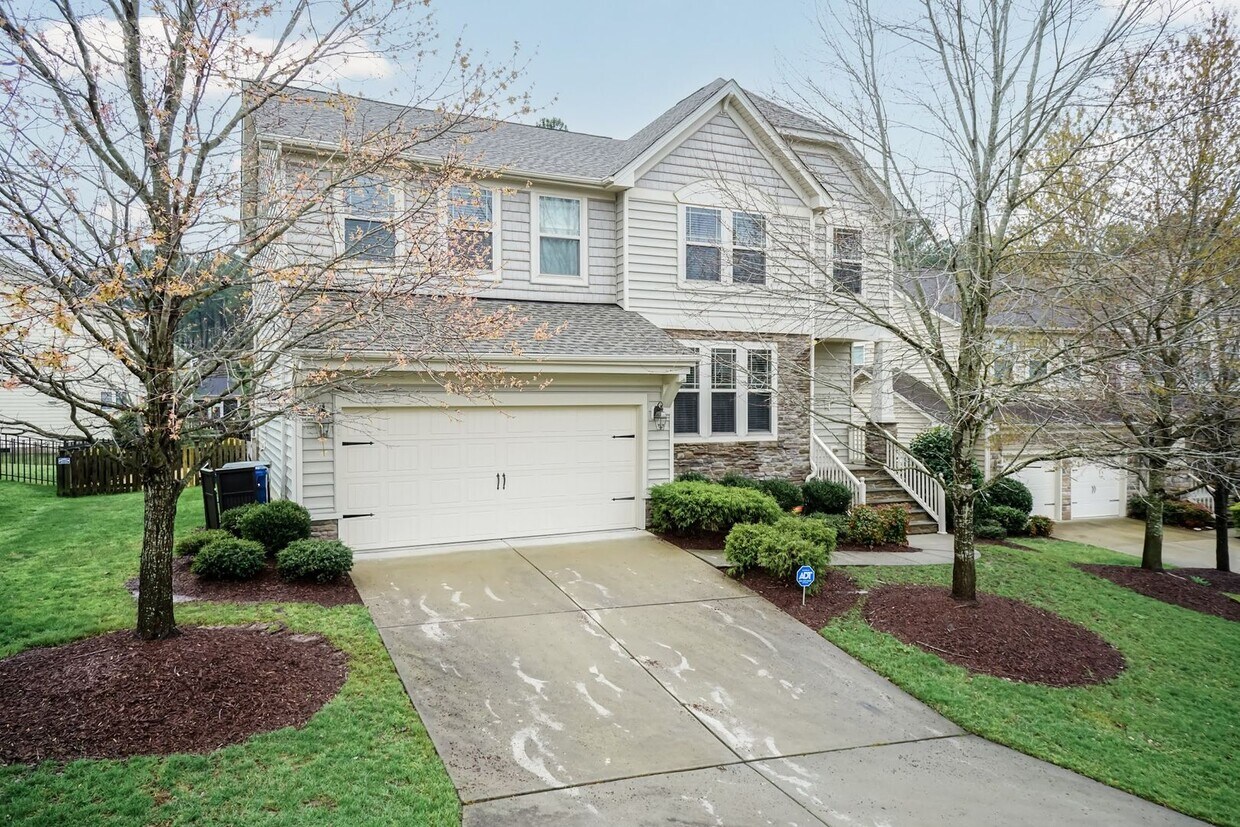Primary Photo - Gorgeous LARGE Family Home!