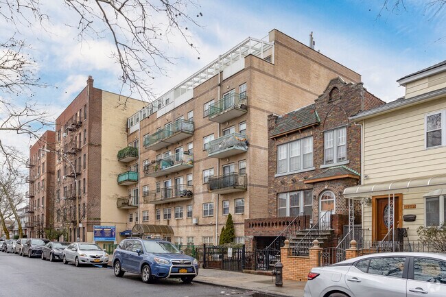 Building Photo - 1642 W 9th St