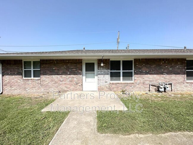 Building Photo - 105 Pine Ave