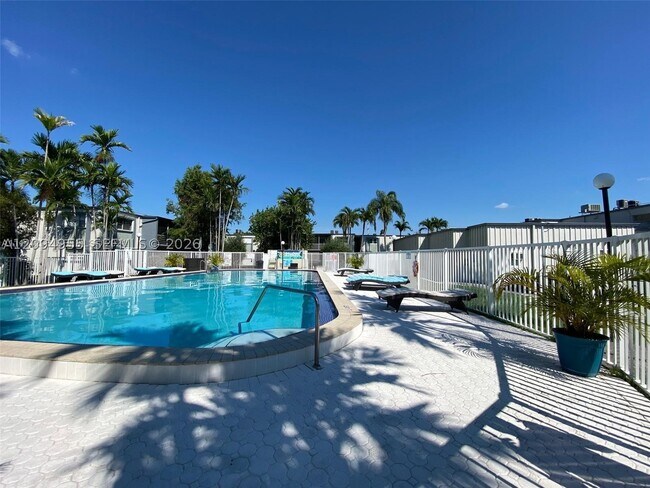 Foto del edificio - 8758 SW 12th St