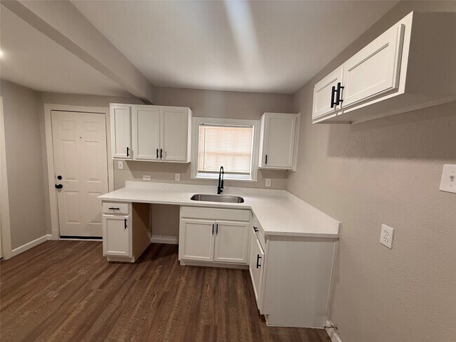 Building Photo - 6633 Burkett St.