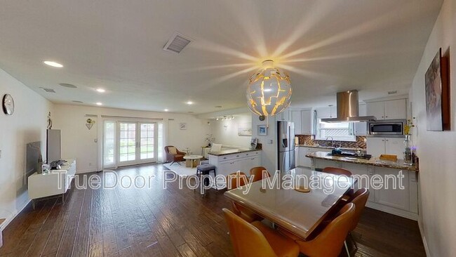 Foto del edificio - 14881 Sunnycrest Ln