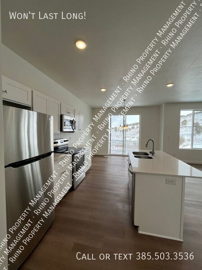 Building Photo - REDUCED RENT! 3 Bedroom/2.5 Bathroom townh...
