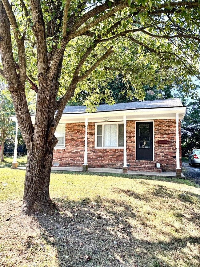 Building Photo - 631 Warner Ave