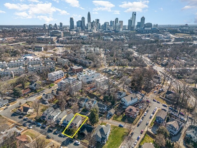 Building Photo - 319 Woodvale Pl