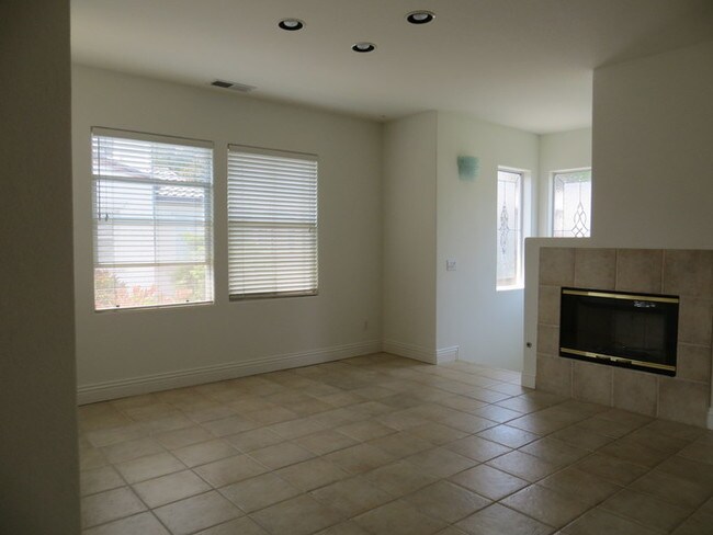 Building Photo - Spotless townhome in Pelagos Carmel Valley!