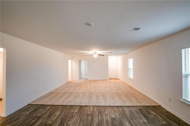 Building Photo - 617 Riverdale Dr