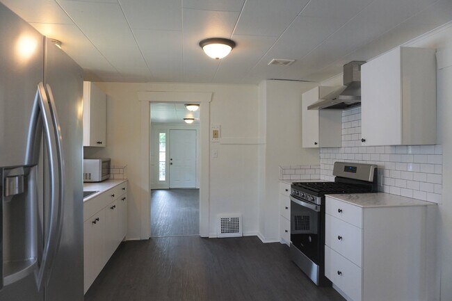 Foto del edificio - Centrally Located 3-bedroom, 1-bathroom in the Columbia Neighborhood.