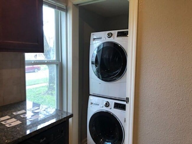 Building Photo - Affordable Duplex in Olathe-Showing NOW!!