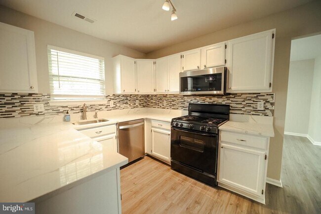 Building Photo - 5702 Cambridge Dr