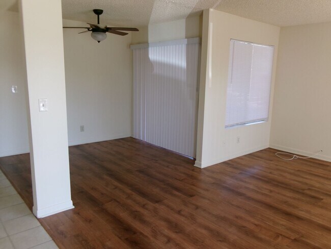 Foto del edificio - Clean and Ready - 3 bedrooms, 1 3/4 Bathrooms with back yard area.