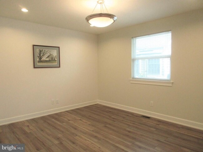 Building Photo - 10 N Stiles Ave