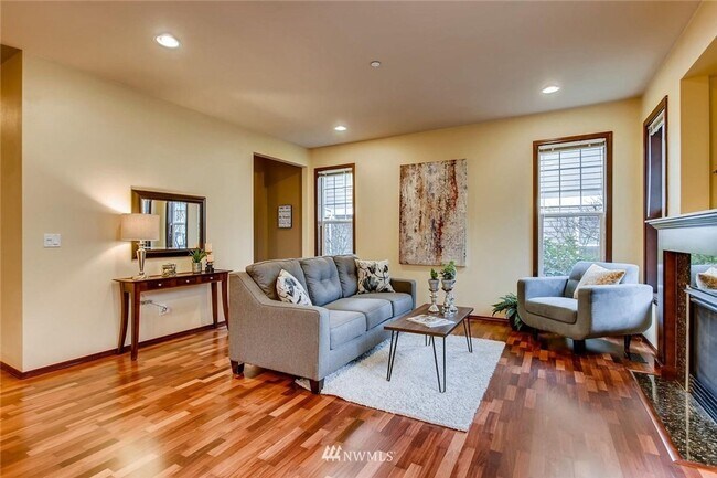 Building Photo - Large 3 Bedroom Townhouse - Bothell!