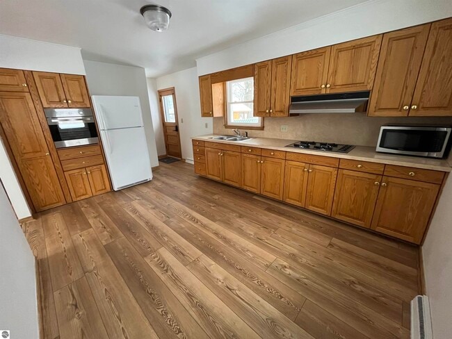 Building Photo - 833 Fern St