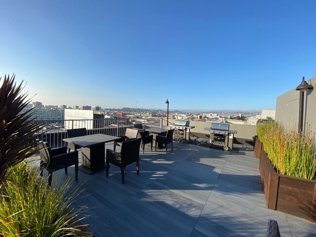 Interior Photo - 750 Harrison St