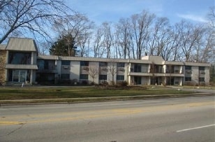 Chandelier Apartments - 705 S Milwaukee Ave