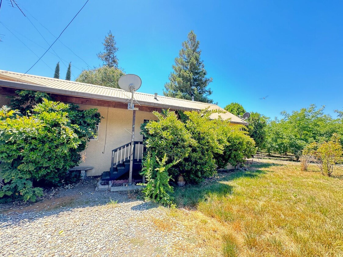 Foto principal - 2 bed/1 ba duplex - south Yuba City