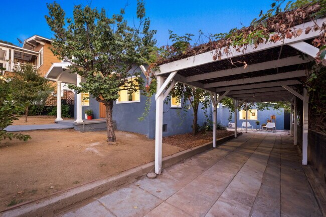 Covered Parking - 2826 Macon St